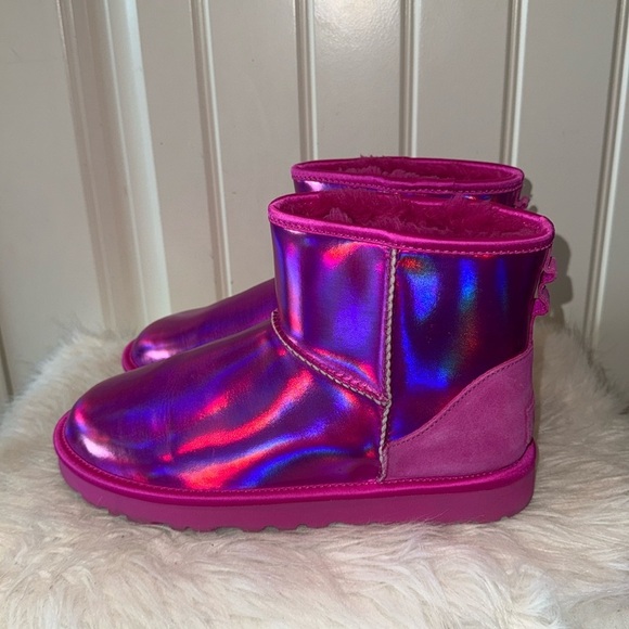 UGG iridescent classic mini boot in shiny dragonfruit hot Barbie pink women’s 8 - Picture 1 of 14